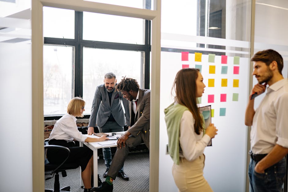 Zespół BiznesPoint podczas burzy mózgów w nowoczesnym biurze.