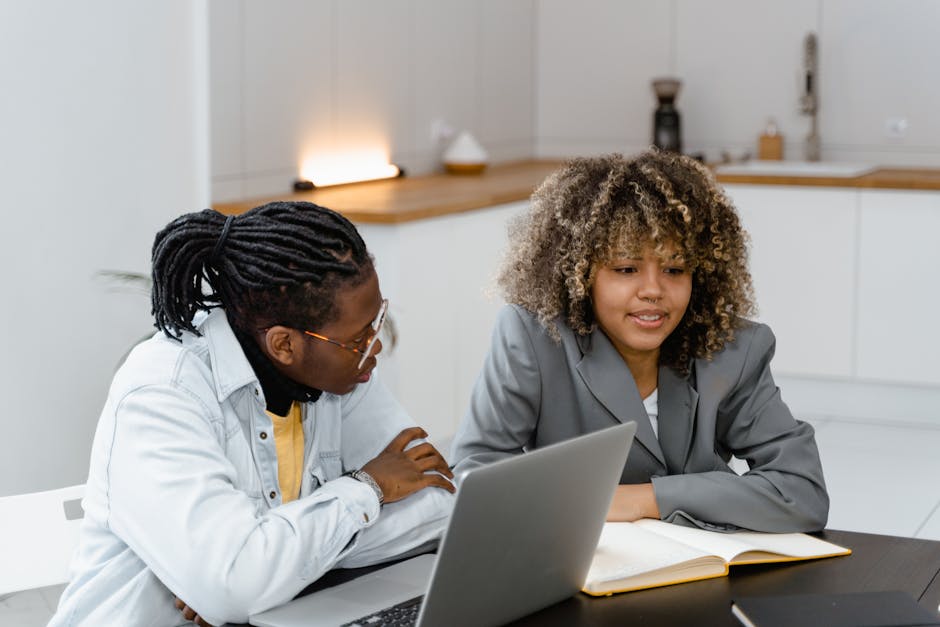 Osoba skupiona na pisaniu strategii biznesowej w notatniku.